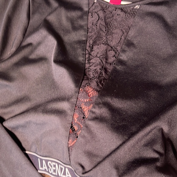 La Senza activewear crop top with lace detail - Picture 4 of 5